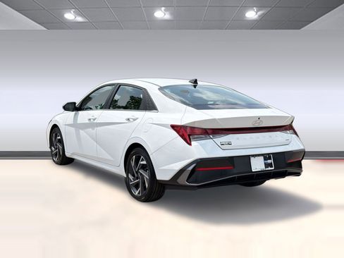 Used 2025 Hyundai Elantra Limited FWD image 3