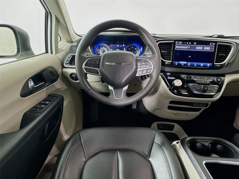 Used 2023 Chrysler Pacifica Touring-L image 3