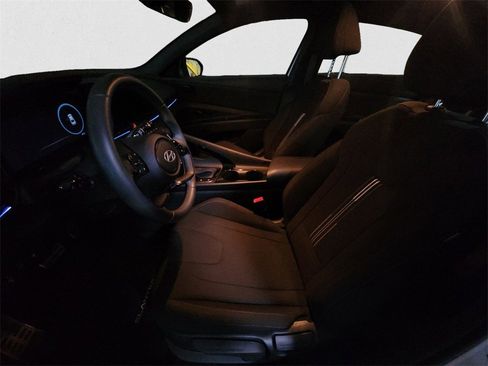 Used 2025 Hyundai Elantra SEL image 9