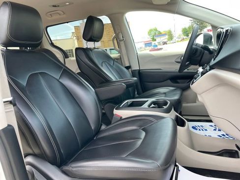 Used 2023 Chrysler Pacifica Touring-L FWD image 43