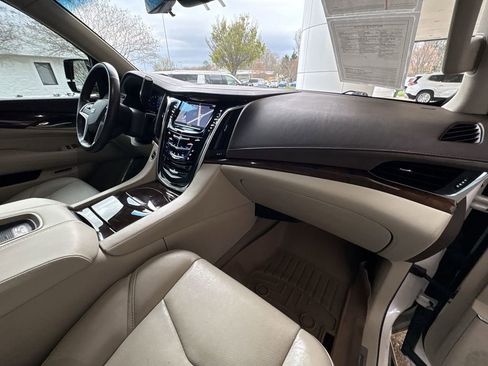 Used 2017 Cadillac Escalade ESV Luxury image 30