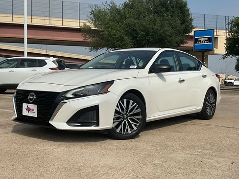 Used 2025 Nissan Altima 2.5 SV FWD image 2