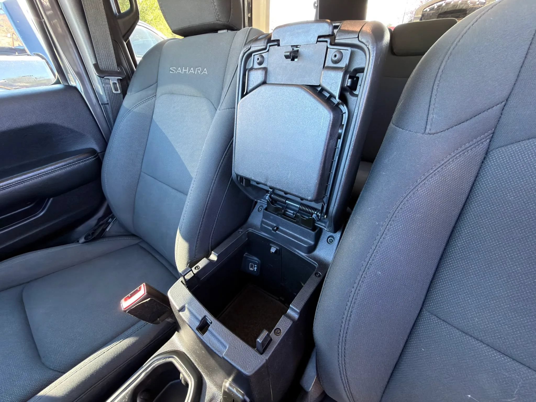 Used 2019 Jeep Wrangler Unlimited Sahara w/ Safety Group AWD/4WD image 34