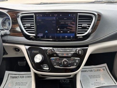 Used 2023 Chrysler Pacifica Limited FWD image 22