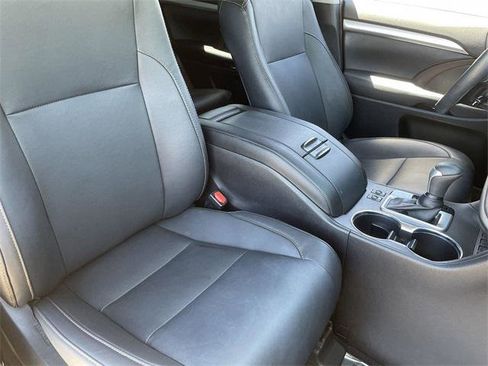 Certified 2019 Toyota Highlander XLE FWD image 11