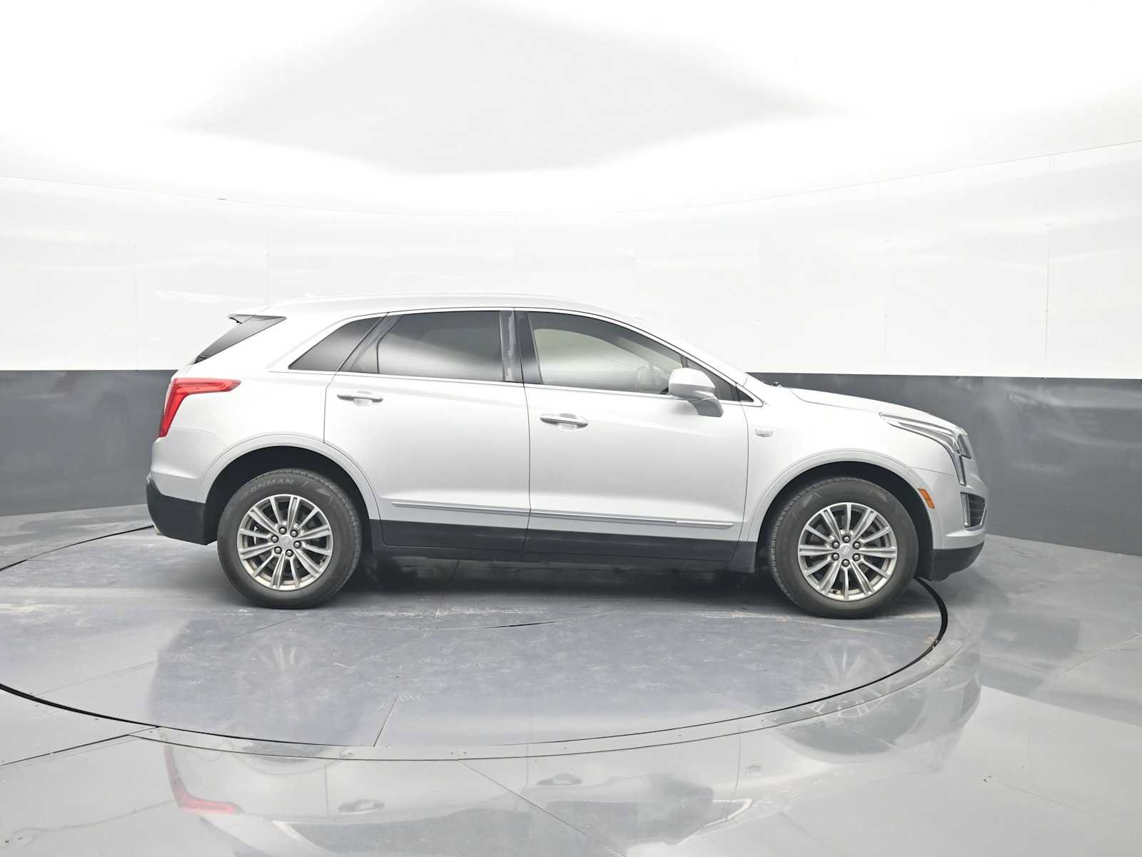 Used 2017 Cadillac XT5 Luxury w/ Driver Awareness Package AWD/4WD image 9