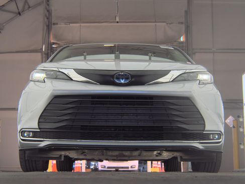 Used 2023 Toyota Sienna XLE image 3