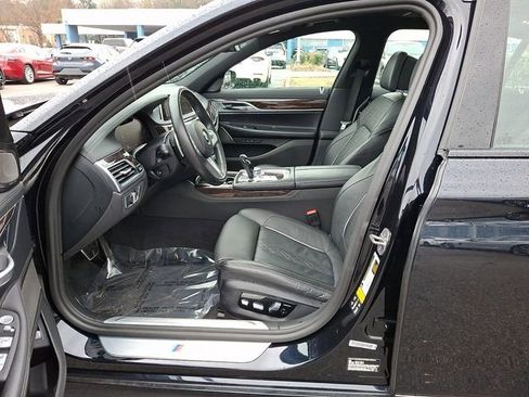 Used 2022 BMW 750i xDrive w/ M Sport Package image 17