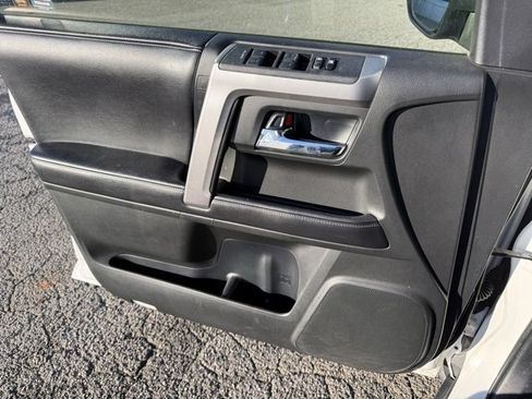 Used 2017 Toyota 4Runner SR5 Premium image 8