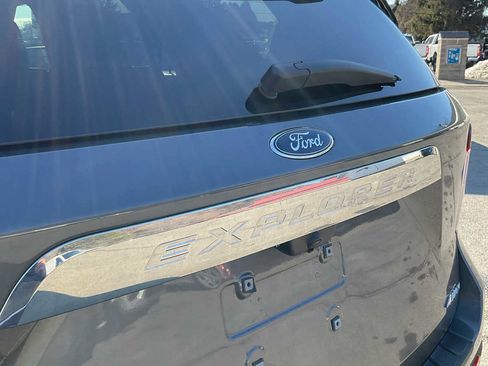 Used 2022 Ford Explorer XLT image 9