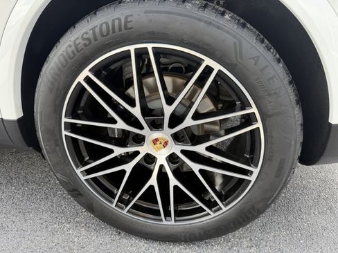 Used 2024 Porsche Cayenne AWD/4WD image 32