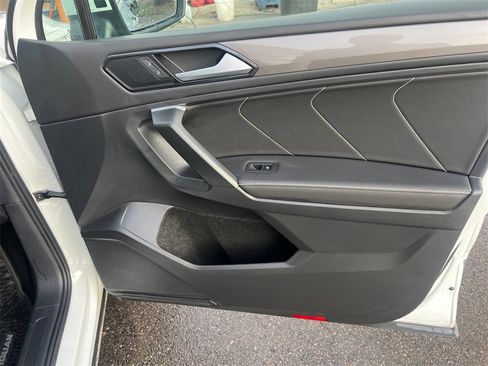 Used 2024 Volkswagen Tiguan SE w/ Panoramic Sunroof Package image 17