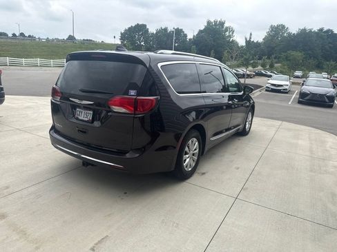 Used 2019 Chrysler Pacifica Touring-L w/ Premium Audio Group FWD image 5
