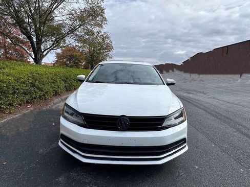 Used 2017 Volkswagen Jetta SE FWD image 3