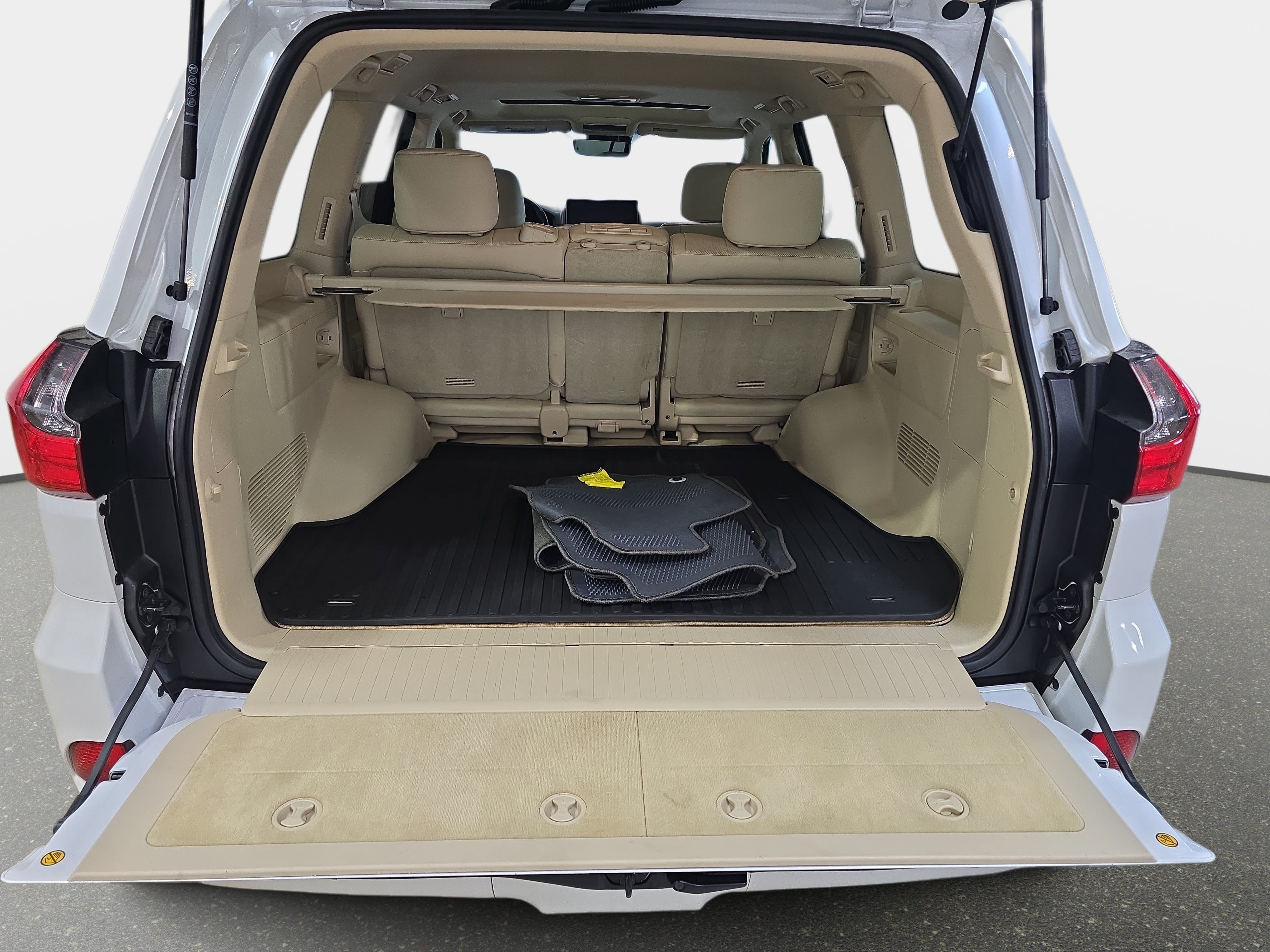 Used 2021 Lexus LX 570 4WD w/ Luxury Package image 28