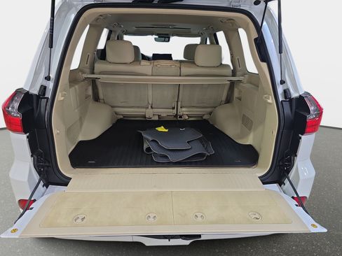Used 2021 Lexus LX 570 4WD w/ Luxury Package image 28
