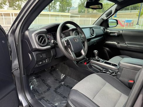 Used 2020 Toyota Tacoma TRD Sport w/ Technology Package AWD/4WD image 15