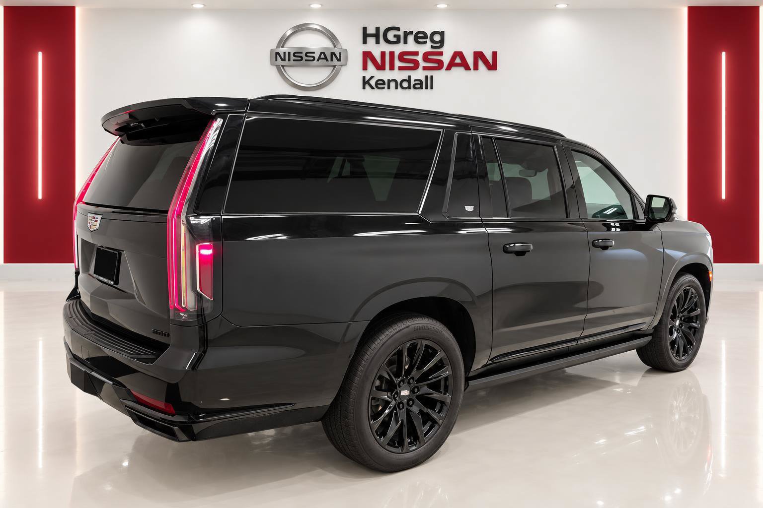 Used 2023 Cadillac Escalade ESV Sport Platinum w/ LPO, ONYX Package AWD/4WD image 4