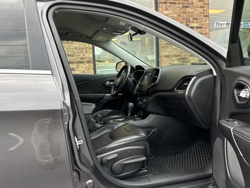 Used 2019 Jeep Cherokee Latitude Plus w/ Cold Weather Group AWD/4WD image 13