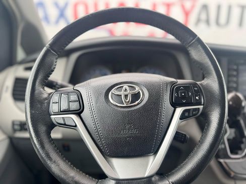 Used 2018 Toyota Sienna XLE FWD image 47