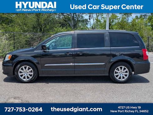 Used 2014 Chrysler Town & Country Touring FWD image 2