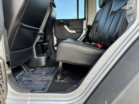 Used 2015 Jeep Wrangler Unlimited Rubicon AWD/4WD image 7