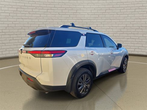 Used 2025 Nissan Pathfinder SV image 4