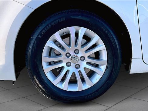 Used 2017 Toyota Sienna XLE image 10
