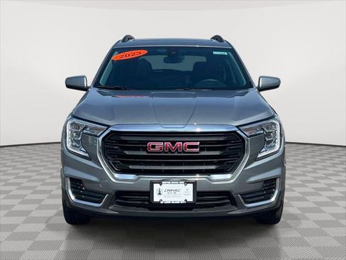 Used 2023 GMC Terrain SLE w/ Driver Convenience Package image 2