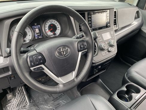 Used 2020 Toyota Sienna SE w/ Nightshade Edition FWD image 19