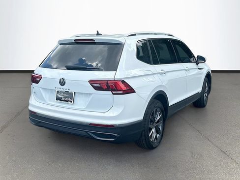 Used 2022 Volkswagen Tiguan SE w/ Panoramic Sunroof Package FWD image 7