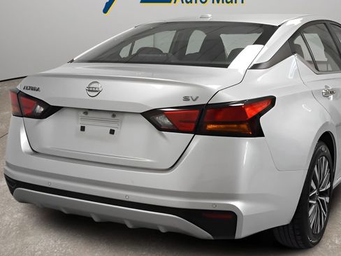 Used 2024 Nissan Altima 2.5 SV FWD image 3