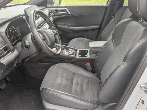 Used 2024 Mitsubishi Outlander SE Black Edition FWD image 13