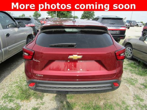 Used 2024 Chevrolet Trax LS w/ LS Convenience Package FWD image 4