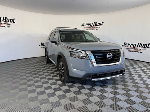 Used 2025 Nissan Pathfinder Platinum image 8