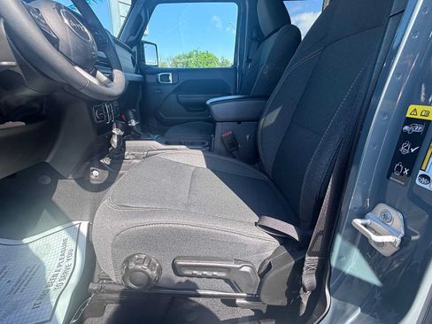 Used 2025 Jeep Wrangler Unlimited Sport AWD/4WD image 18