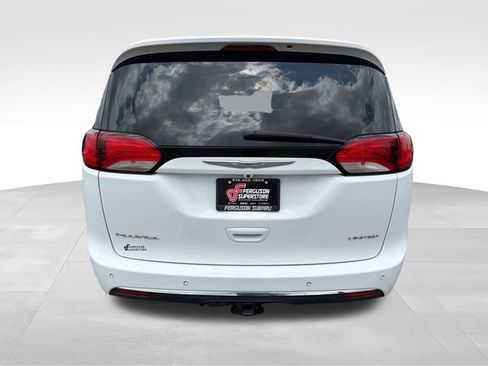 Used 2017 Chrysler Pacifica Limited w/ UConnect Theater Package FWD image 6