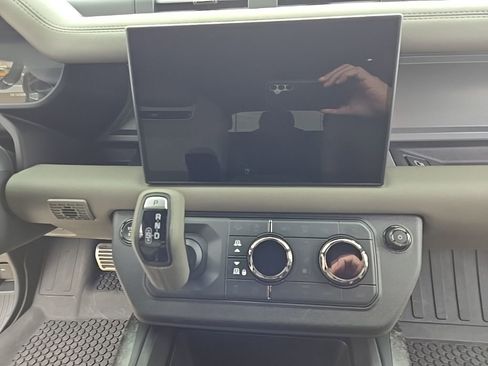 Used 2025 Land Rover Defender 110 image 20