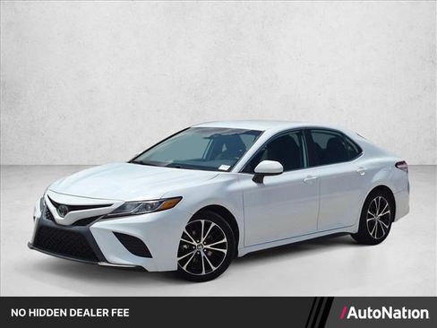 Used 2020 Toyota Camry SE w/ Blackout Package FWD image 1