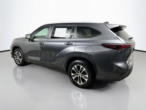 Used 2024 Toyota Highlander XLE FWD image 8