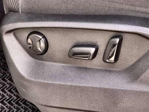 Used 2024 Volkswagen Atlas Cross Sport SE image 31