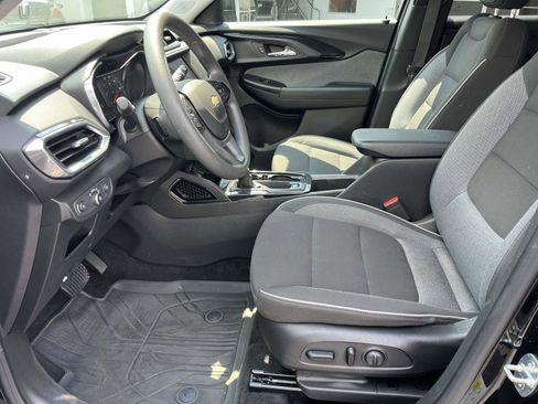 Used 2023 Chevrolet TrailBlazer LT FWD image 13