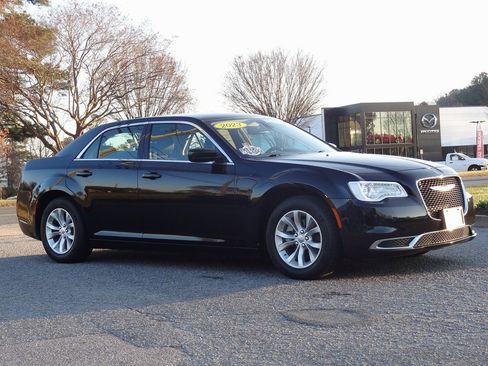 Used 2023 Chrysler 300 Touring image 2