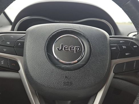Used 2018 Jeep Grand Cherokee Altitude AWD/4WD image 18