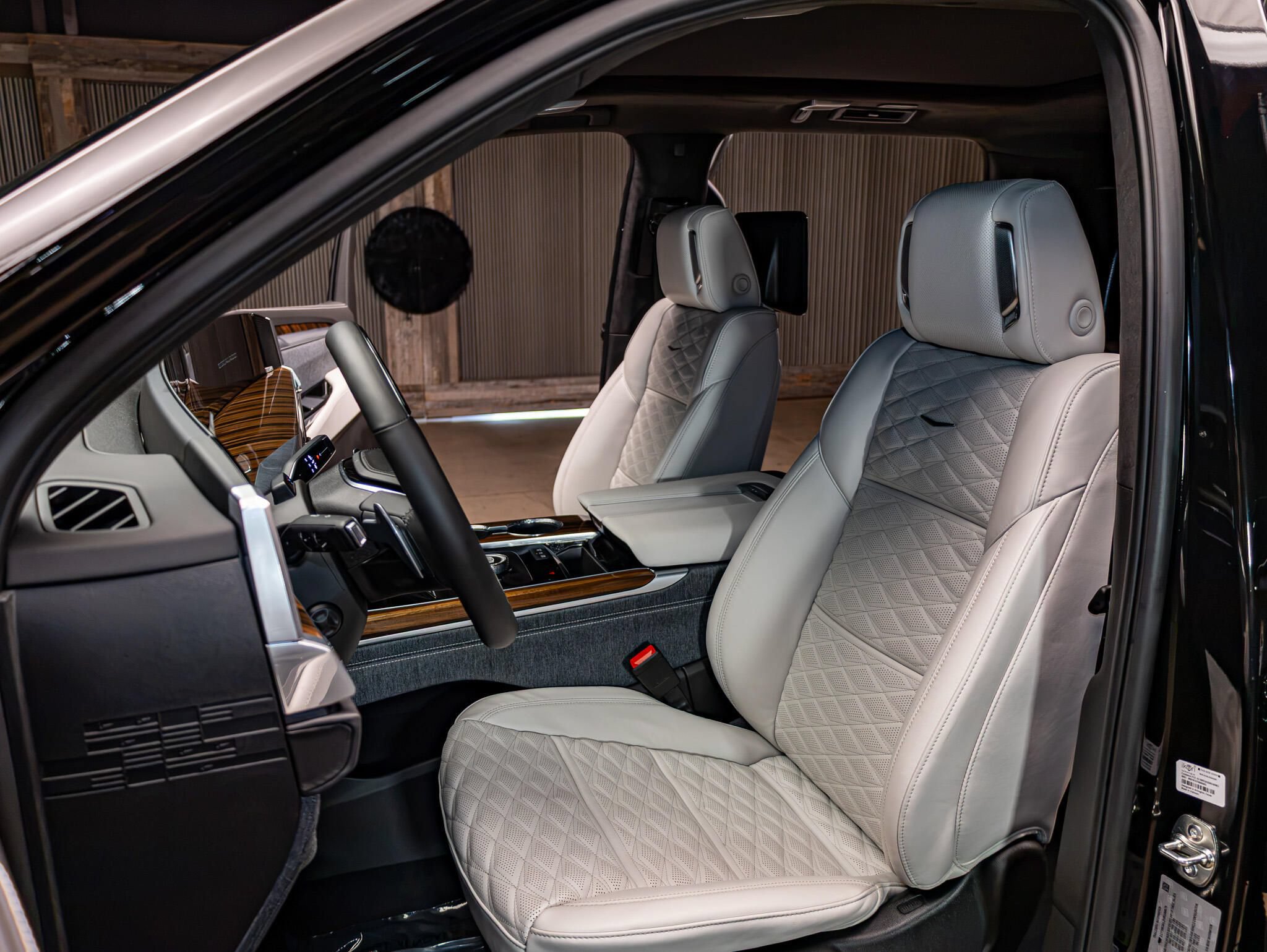 Used 2027 Cadillac Escalade Platinum Sport w/ LPO, Floor Liner Package AWD/4WD image 21