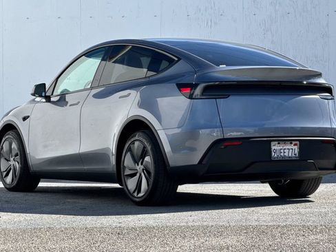 Used 2026 Tesla Model Y 2WD image 5