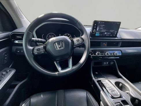 Used 2025 Honda Pilot Touring image 9