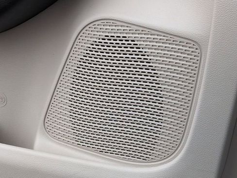 Used 2024 Chrysler Pacifica Touring-L image 16