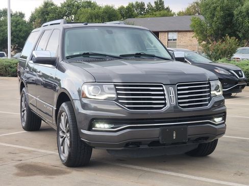 Used 2017 Lincoln Navigator Select RWD image 3