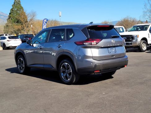 Used 2025 Nissan Rogue SV image 7